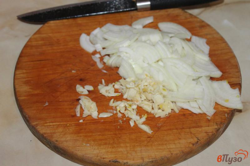 Фото приготовление рецепта: Скумбрия под шубкой из овощей и сыра шаг №3