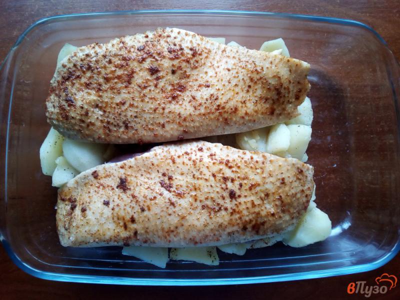 Фото приготовление рецепта: Утиная грудка запечённая в духовке с картофелем шаг №5