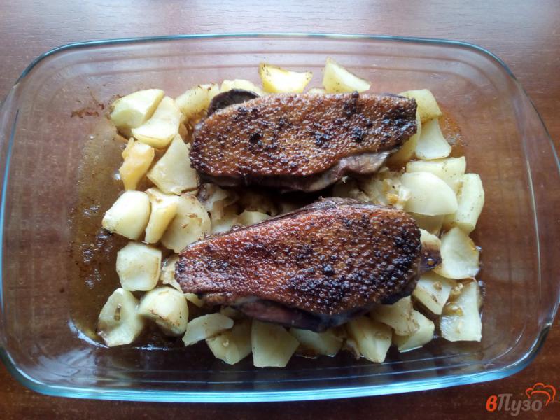 Фото приготовление рецепта: Утиная грудка запечённая в духовке с картофелем шаг №6