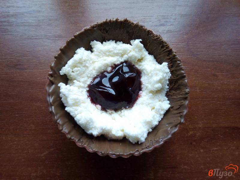 Фото приготовление рецепта: Десерт из творога в шоколаде шаг №6
