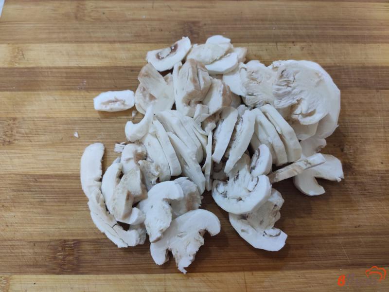 Фото приготовление рецепта: Куриное филе с грибами под сыром шаг №5