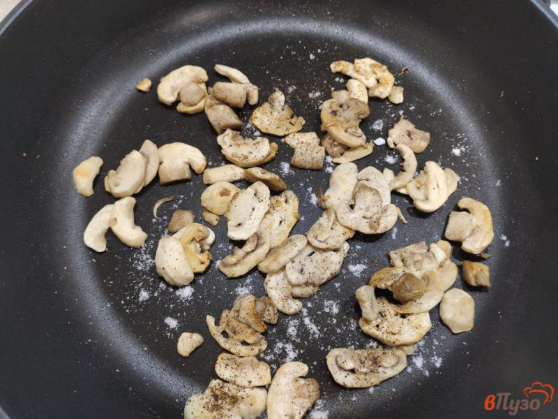 Фото приготовление рецепта: Куриное филе с грибами под сыром шаг №6