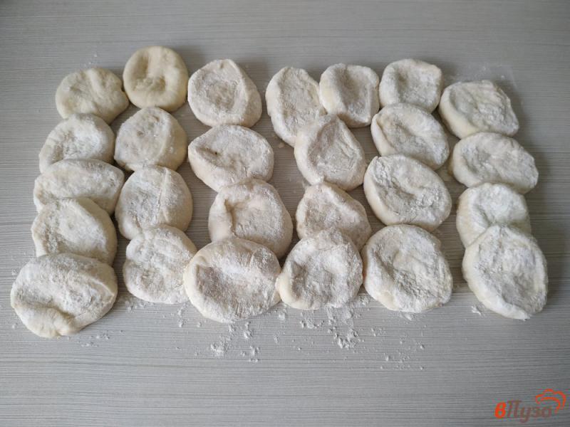 Фото приготовление рецепта: Пирожки дрожжевые с картошкой и печенью шаг №12