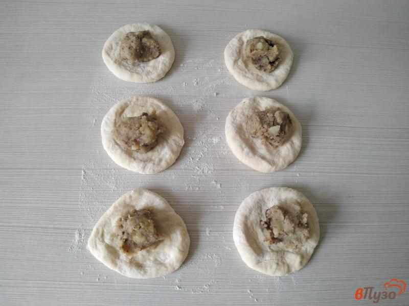 Фото приготовление рецепта: Пирожки дрожжевые с картошкой и печенью шаг №13