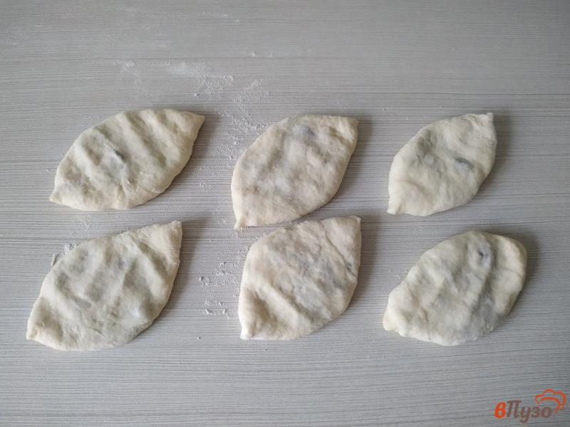 Фото приготовление рецепта: Пирожки дрожжевые с картошкой и печенью шаг №14