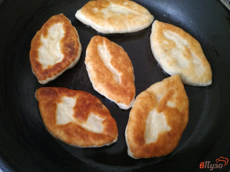 Фото приготовление рецепта: Пирожки дрожжевые с картошкой и печенью шаг №15