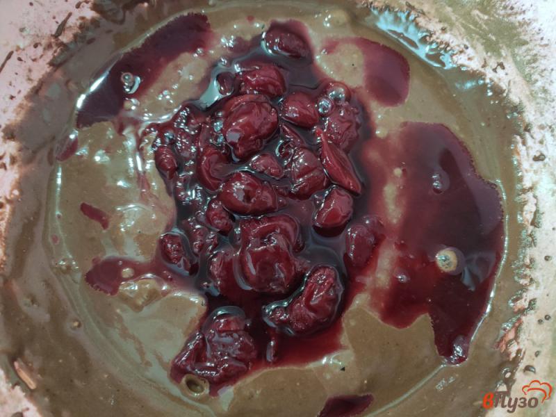 Фото приготовление рецепта: Шоколадные кексы с вишневым вареньем шаг №5