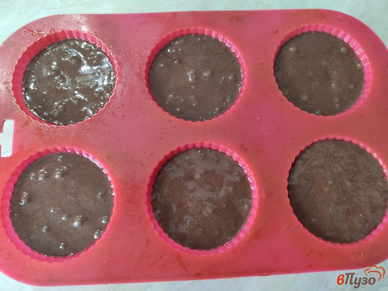 Фото приготовление рецепта: Шоколадные кексы с вишневым вареньем шаг №6