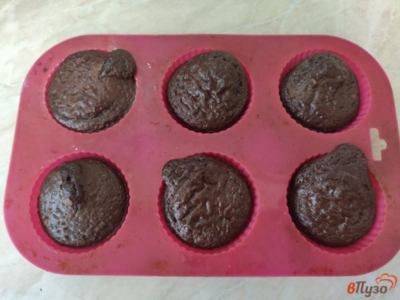 Фото приготовление рецепта: Шоколадные кексы с вишневым вареньем шаг №7