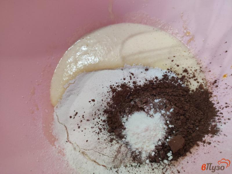 Фото приготовление рецепта: Шоколадные кексы с вишневым вареньем шаг №3