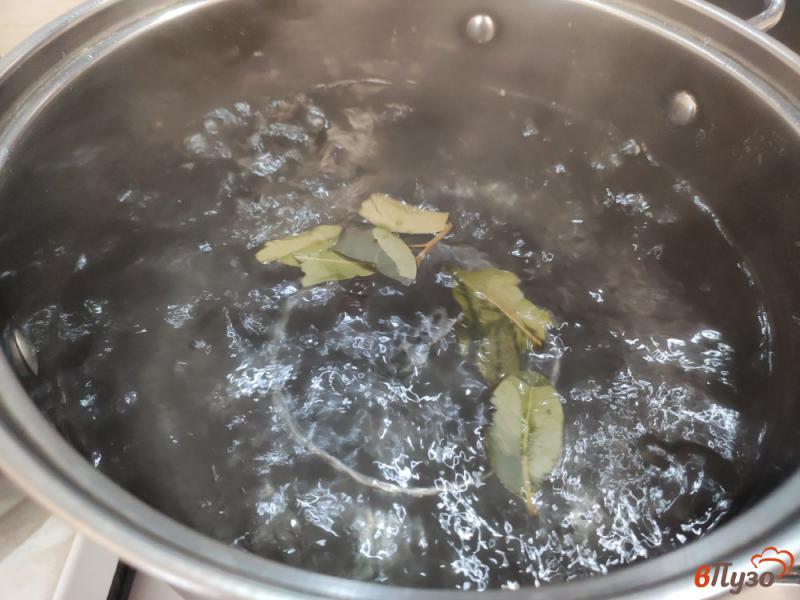 Фото приготовление рецепта: Сырный суп с пельменями шаг №4