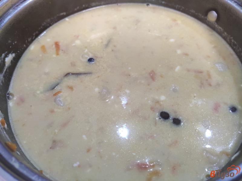 Фото приготовление рецепта: Сырный суп с пельменями шаг №7