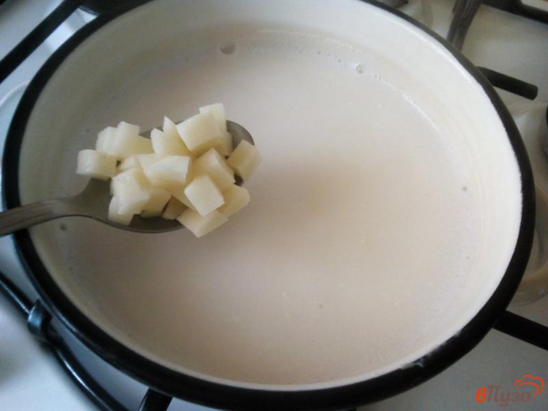 Фото приготовление рецепта: Суп с плавленым сыром и вермишелью шаг №2