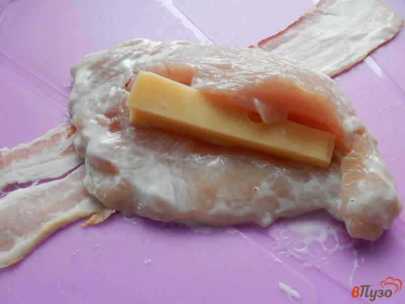 Фото приготовление рецепта: Куриная грудка с сыром в беконе шаг №3