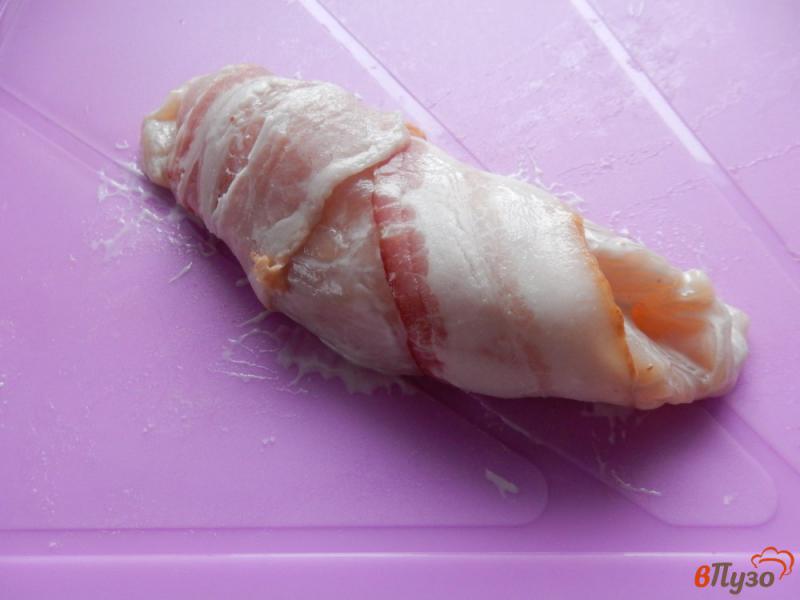 Фото приготовление рецепта: Куриная грудка с сыром в беконе шаг №4