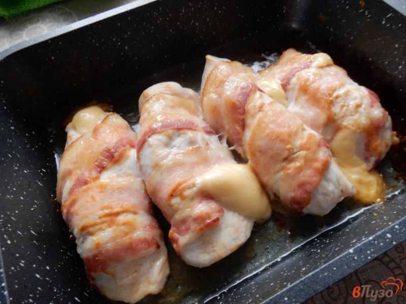 Фото приготовление рецепта: Куриная грудка с сыром в беконе шаг №7
