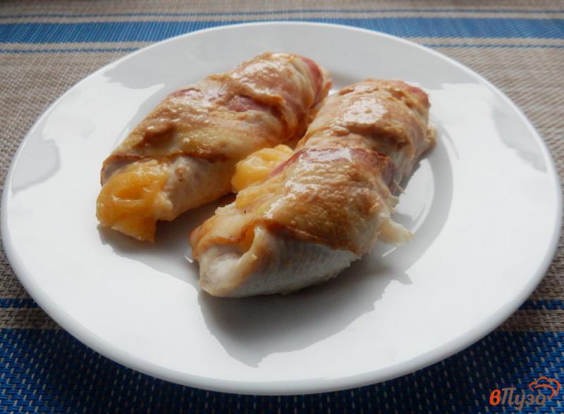 Фото приготовление рецепта: Куриная грудка с сыром в беконе шаг №8