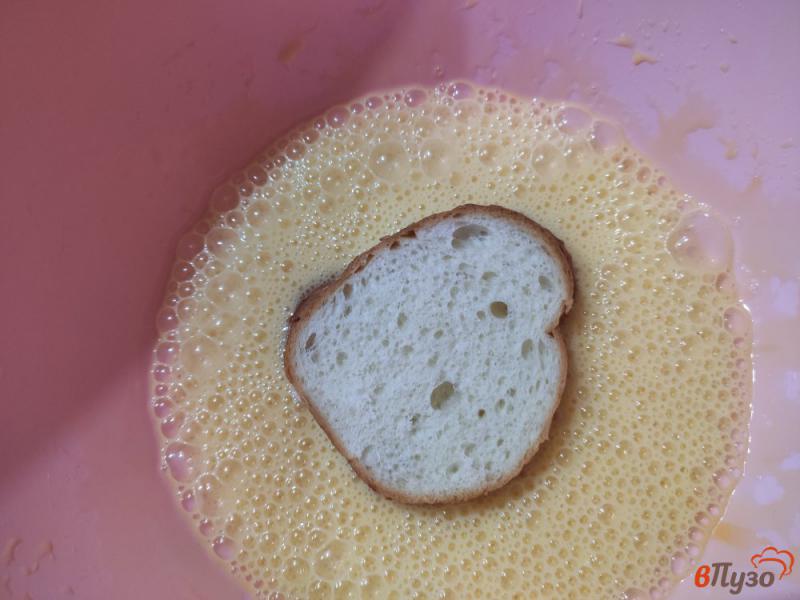 Фото приготовление рецепта: Запечённые гренки из хлеба со сгущённым молоком шаг №3
