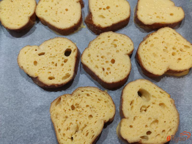 Фото приготовление рецепта: Запечённые гренки из хлеба со сгущённым молоком шаг №4