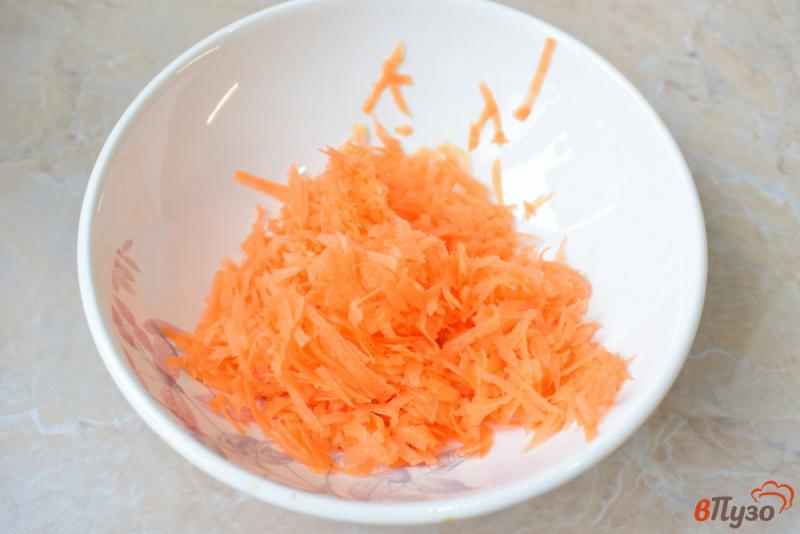 Фото приготовление рецепта: Морковный салат с яблоком и сыром шаг №1