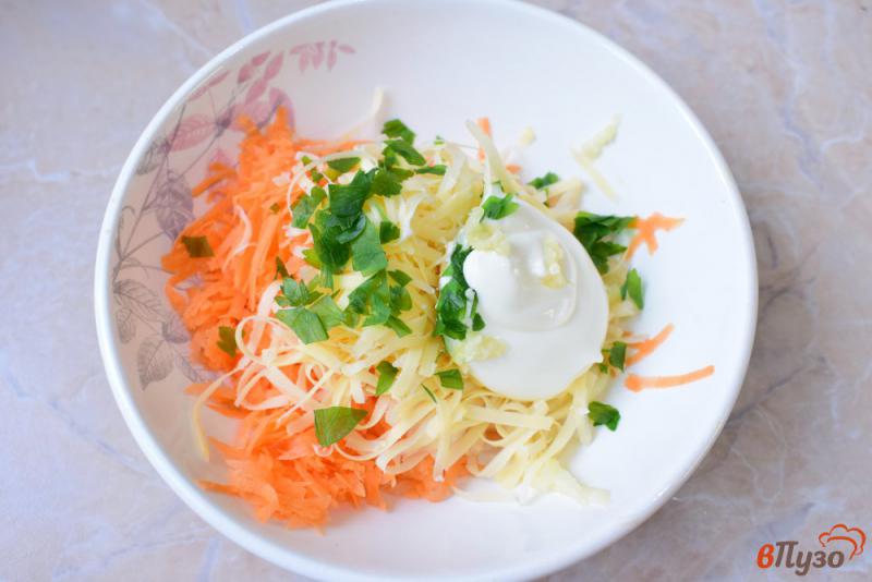 Фото приготовление рецепта: Морковный салат с яблоком и сыром шаг №4