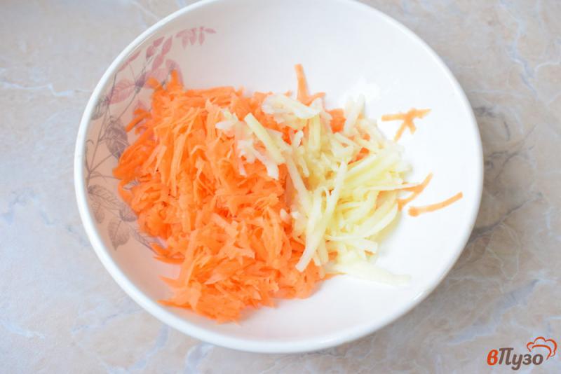Фото приготовление рецепта: Морковный салат с яблоком и сыром шаг №2