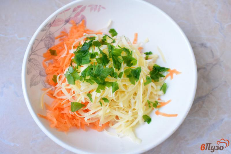 Фото приготовление рецепта: Морковный салат с яблоком и сыром шаг №3