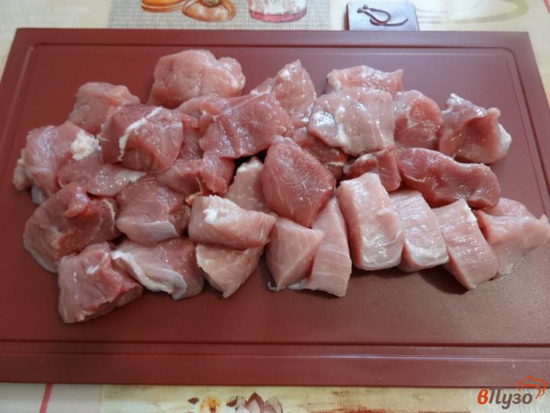Фото приготовление рецепта: Свинина тушеная с капустой шаг №3
