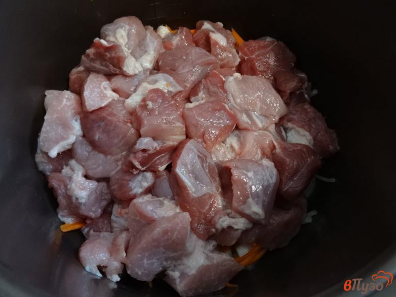 Фото приготовление рецепта: Свинина тушеная с капустой шаг №4