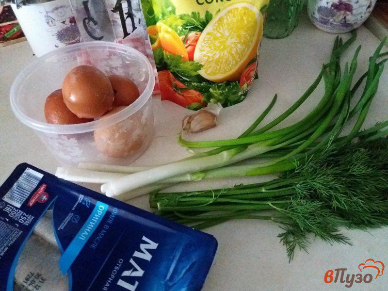 Фото приготовление рецепта: Салат из филе сельди с зеленым луком и укропом шаг №1