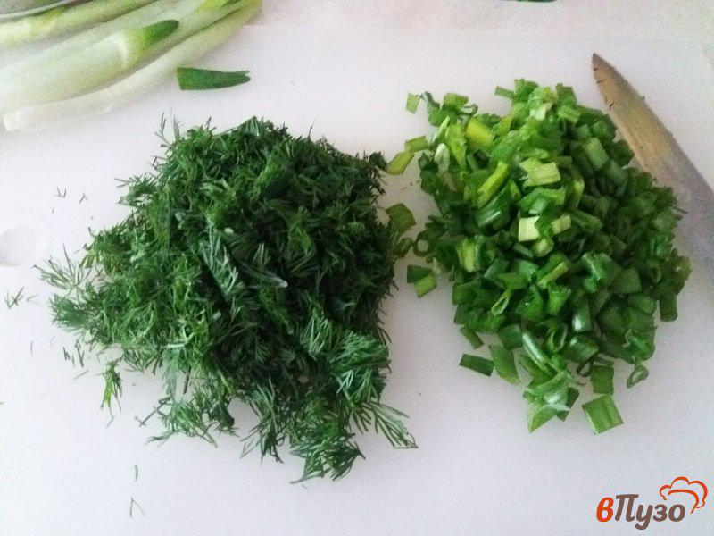 Фото приготовление рецепта: Салат из филе сельди с зеленым луком и укропом шаг №3