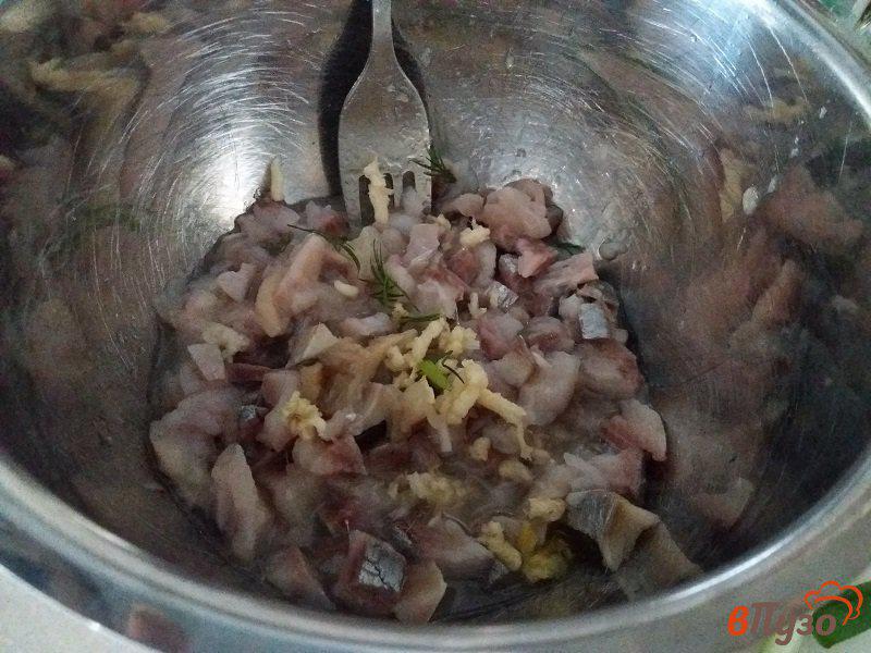 Фото приготовление рецепта: Салат из филе сельди с зеленым луком и укропом шаг №4