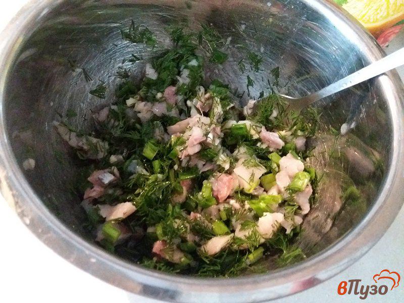 Фото приготовление рецепта: Салат из филе сельди с зеленым луком и укропом шаг №5