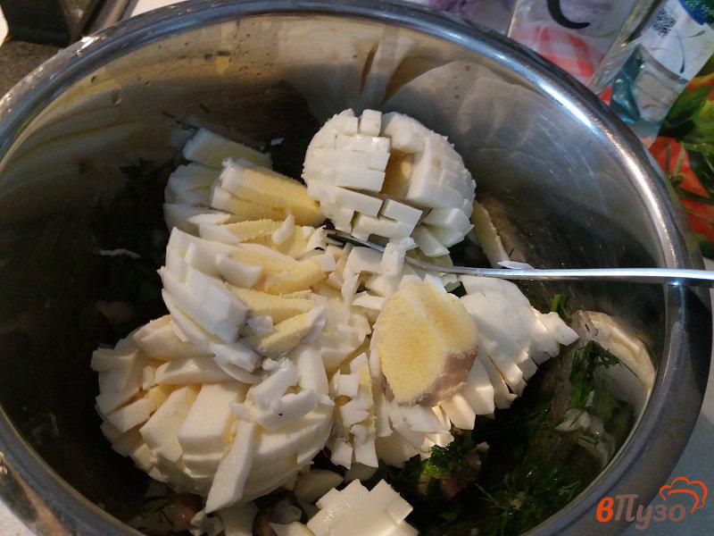 Фото приготовление рецепта: Салат из филе сельди с зеленым луком и укропом шаг №6