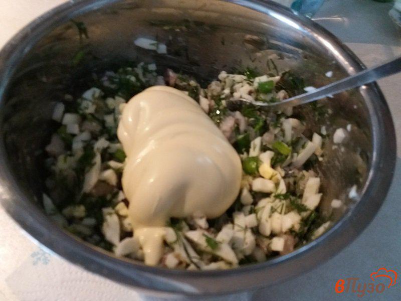 Фото приготовление рецепта: Салат из филе сельди с зеленым луком и укропом шаг №8