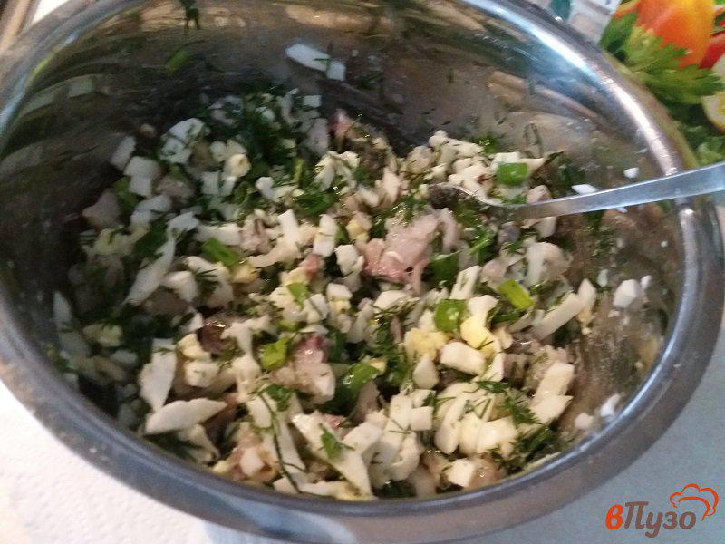 Фото приготовление рецепта: Салат из филе сельди с зеленым луком и укропом шаг №7