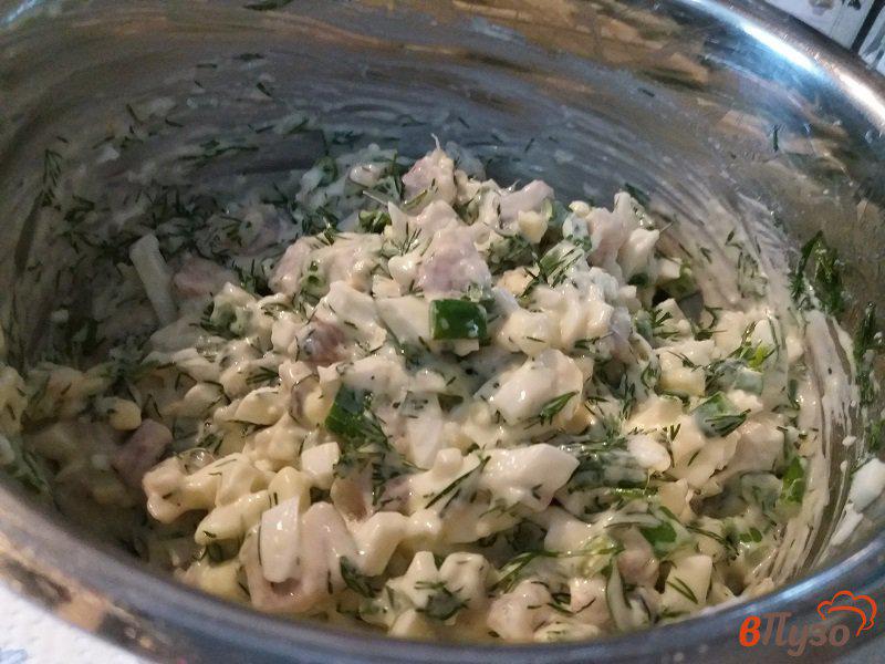 Фото приготовление рецепта: Салат из филе сельди с зеленым луком и укропом шаг №9