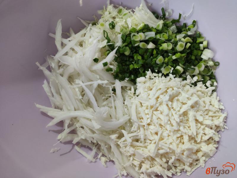 Фото приготовление рецепта: Салат из пекинской капусты с брынзой и кукурузой шаг №4