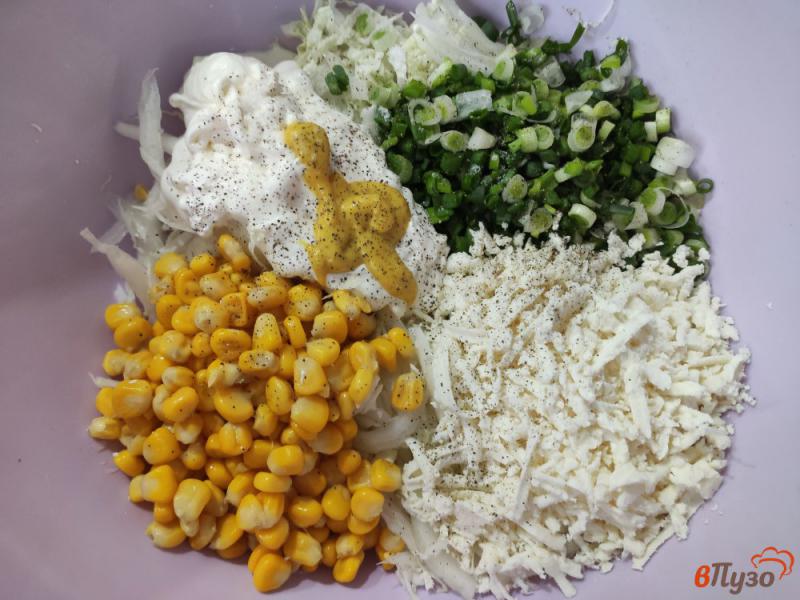 Фото приготовление рецепта: Салат из пекинской капусты с брынзой и кукурузой шаг №5