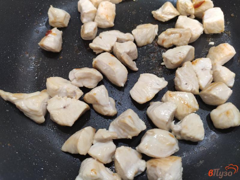 Фото приготовление рецепта: Плов из бурого риса с курицей и грибами шаг №4