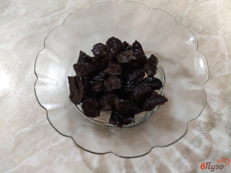 Фото приготовление рецепта: Чернослив с орехами под йогуртом шаг №3