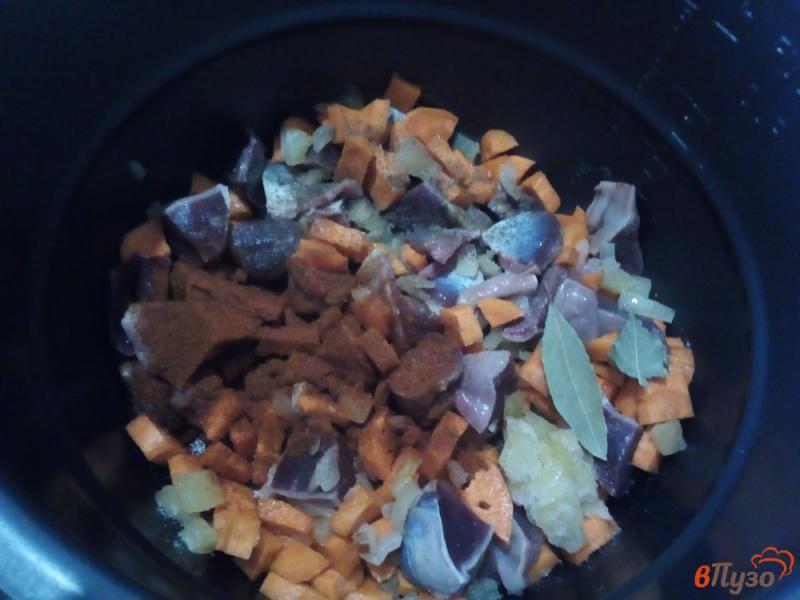Фото приготовление рецепта: Утиные потроха в скороварке с овощами шаг №5