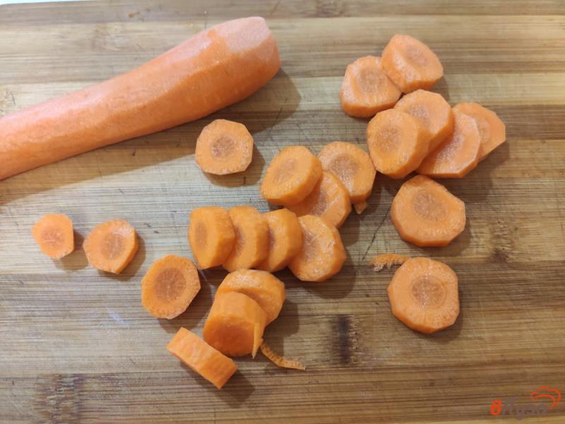 Фото приготовление рецепта: Скумбрия запечённая с морковью и чесноком шаг №2