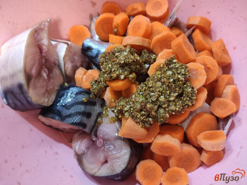 Фото приготовление рецепта: Скумбрия запечённая с морковью и чесноком шаг №6