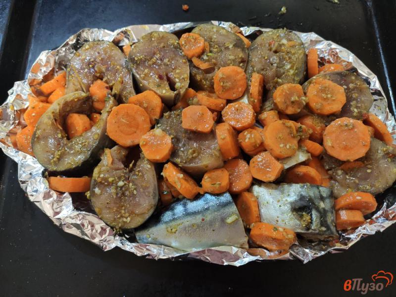 Фото приготовление рецепта: Скумбрия запечённая с морковью и чесноком шаг №8