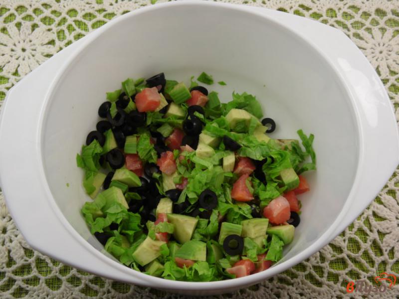 Фото приготовление рецепта: Салат со слабосоленым лососем и авокадо шаг №5