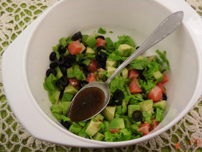 Фото приготовление рецепта: Салат со слабосоленым лососем и авокадо шаг №7