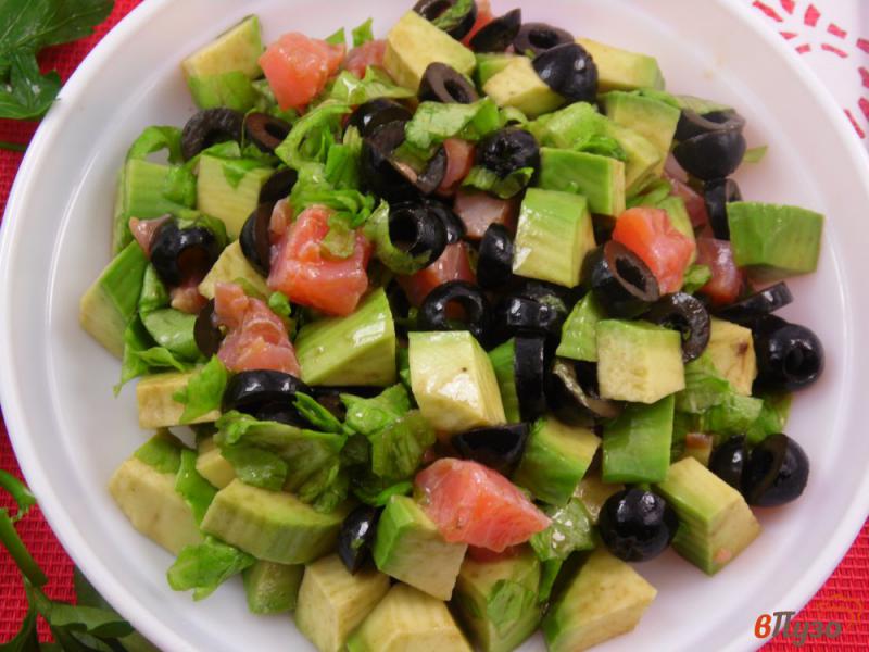 Фото приготовление рецепта: Салат со слабосоленым лососем и авокадо шаг №8