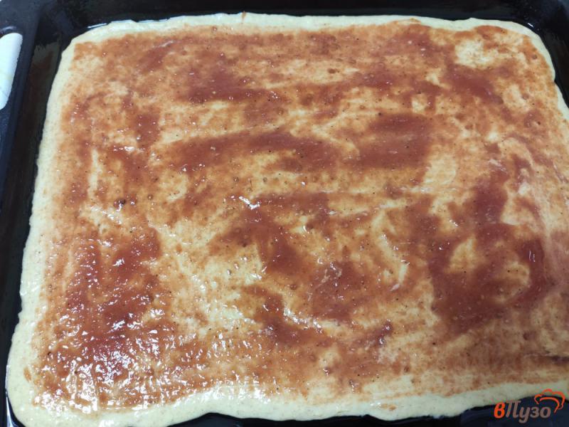 Фото приготовление рецепта: Пицца на тесте из сметаны и желтков шаг №5