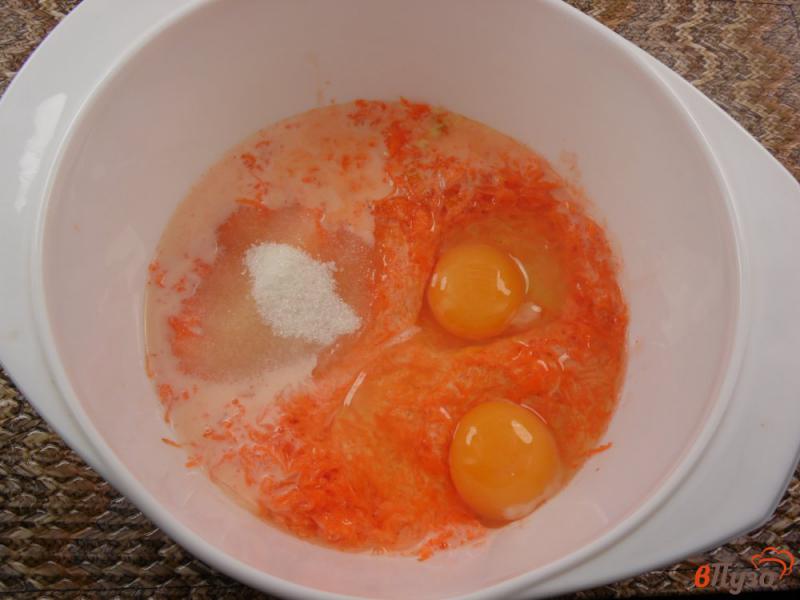 Фото приготовление рецепта: Оладьи морковно-апельсиновые с орехами шаг №3